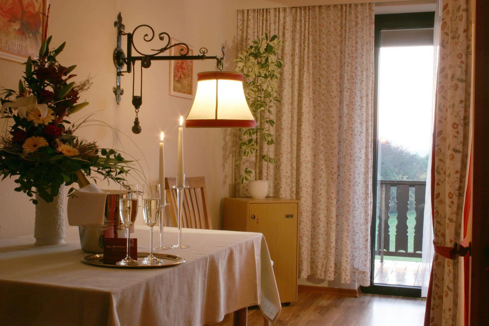 Flair-Hotel Zum Benediktiner Schwarzach am Main Bagian luar foto